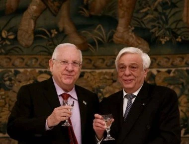 Έσπασε η καρέκλα του ισραηλινού προέδρου στο δείπνο με τον Παυλόπουλο